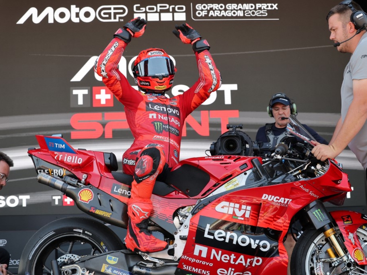 Marc Marquez wins sprint to extend lead in title race