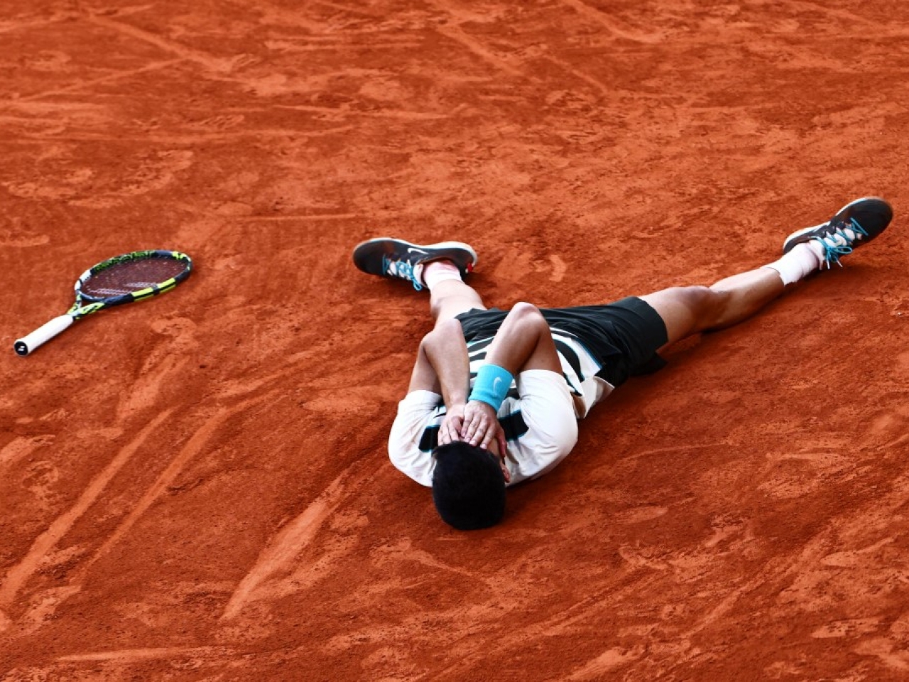 Alcaraz outlasts Sinner to win French Open classic