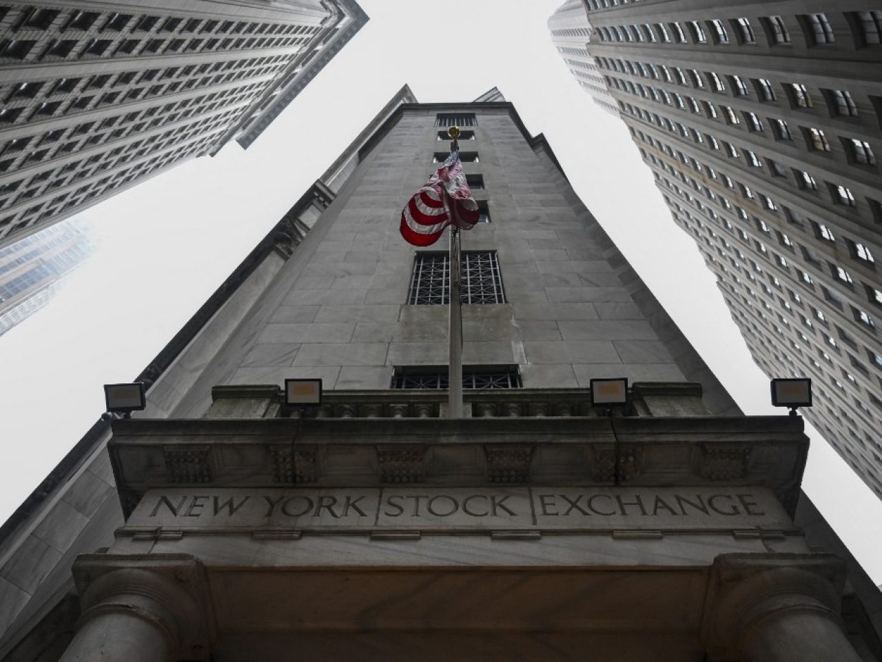 US stocks advance as China trade talks continue