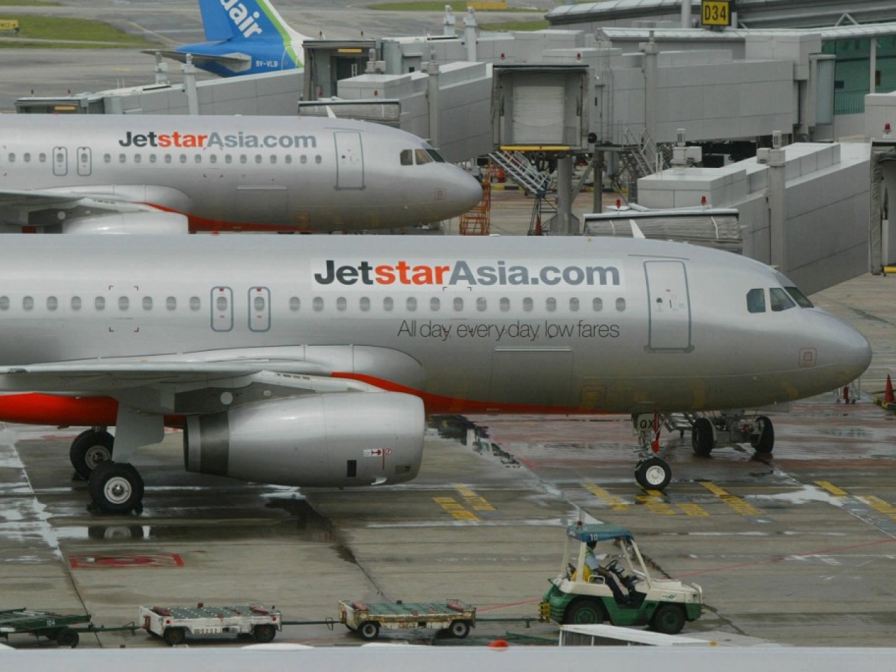Qantas shuts budget subsidiary Jetstar Asia