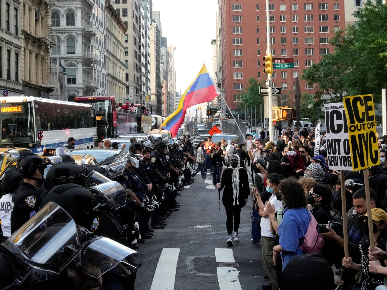 Thousands turn out in NY to protest immigration raids