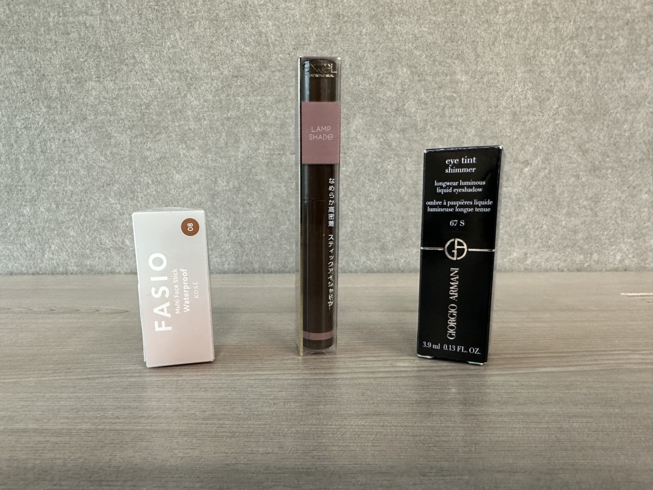 Most eyeshadow products have allergenic heavy metals