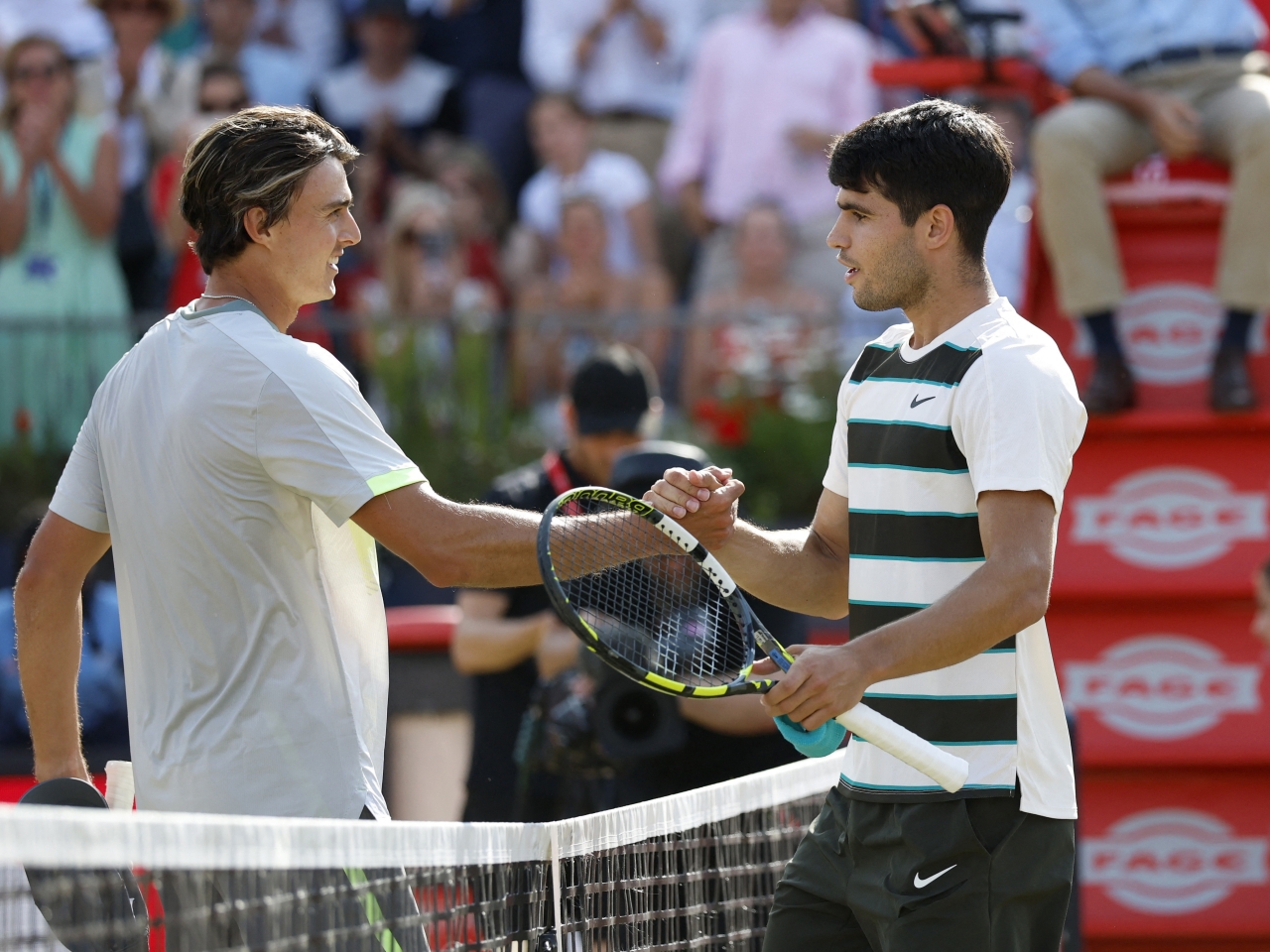 Alcaraz kicks off grass season with win in Queen's