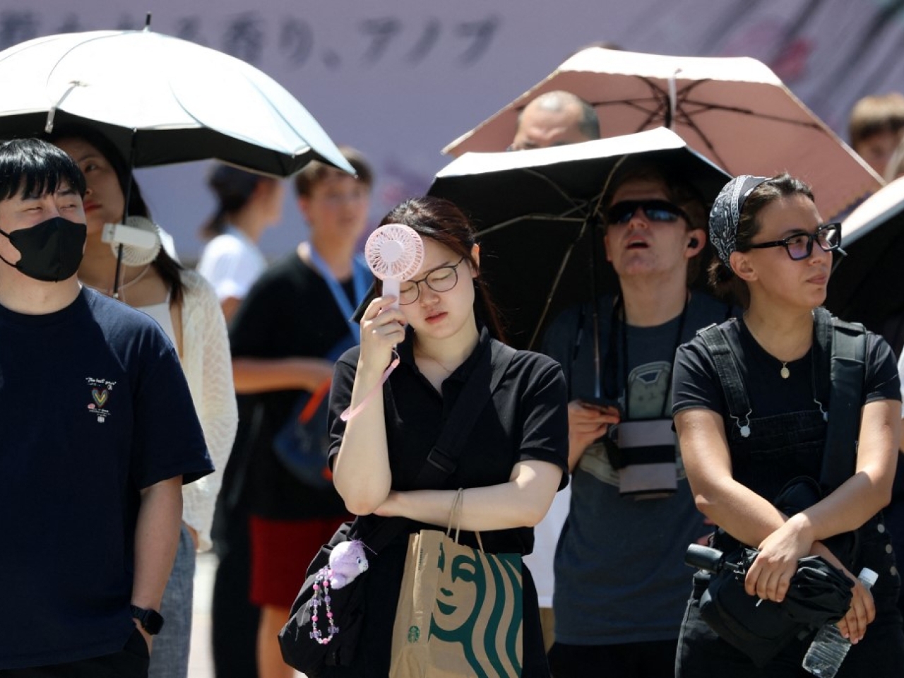 Tokyo feels heat as sweltering temperatures take toll