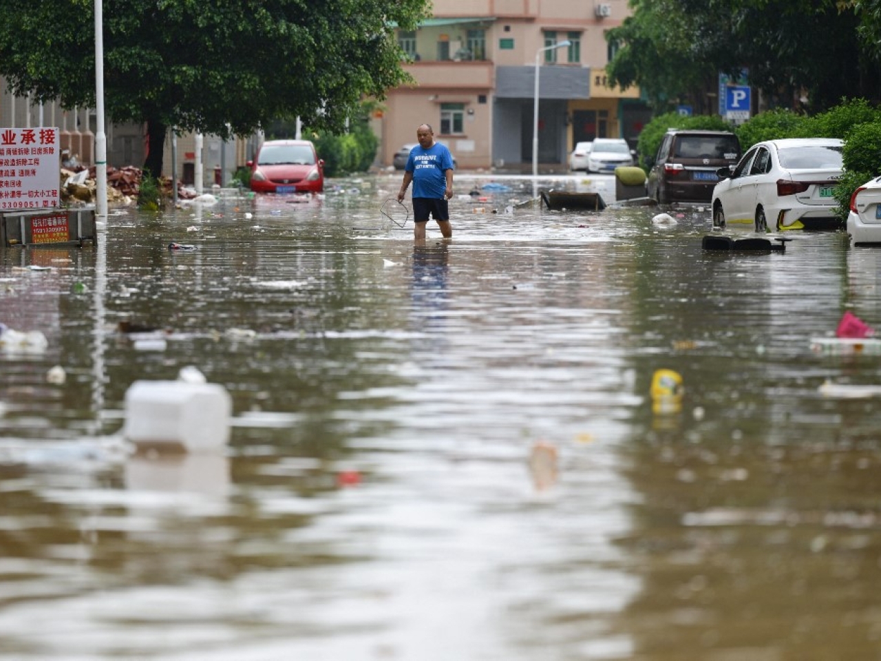 Thousands evacuated as flooding hits southern China