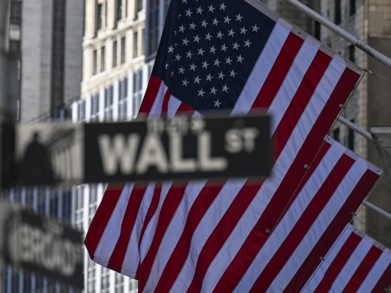 US stocks end week mostly lower