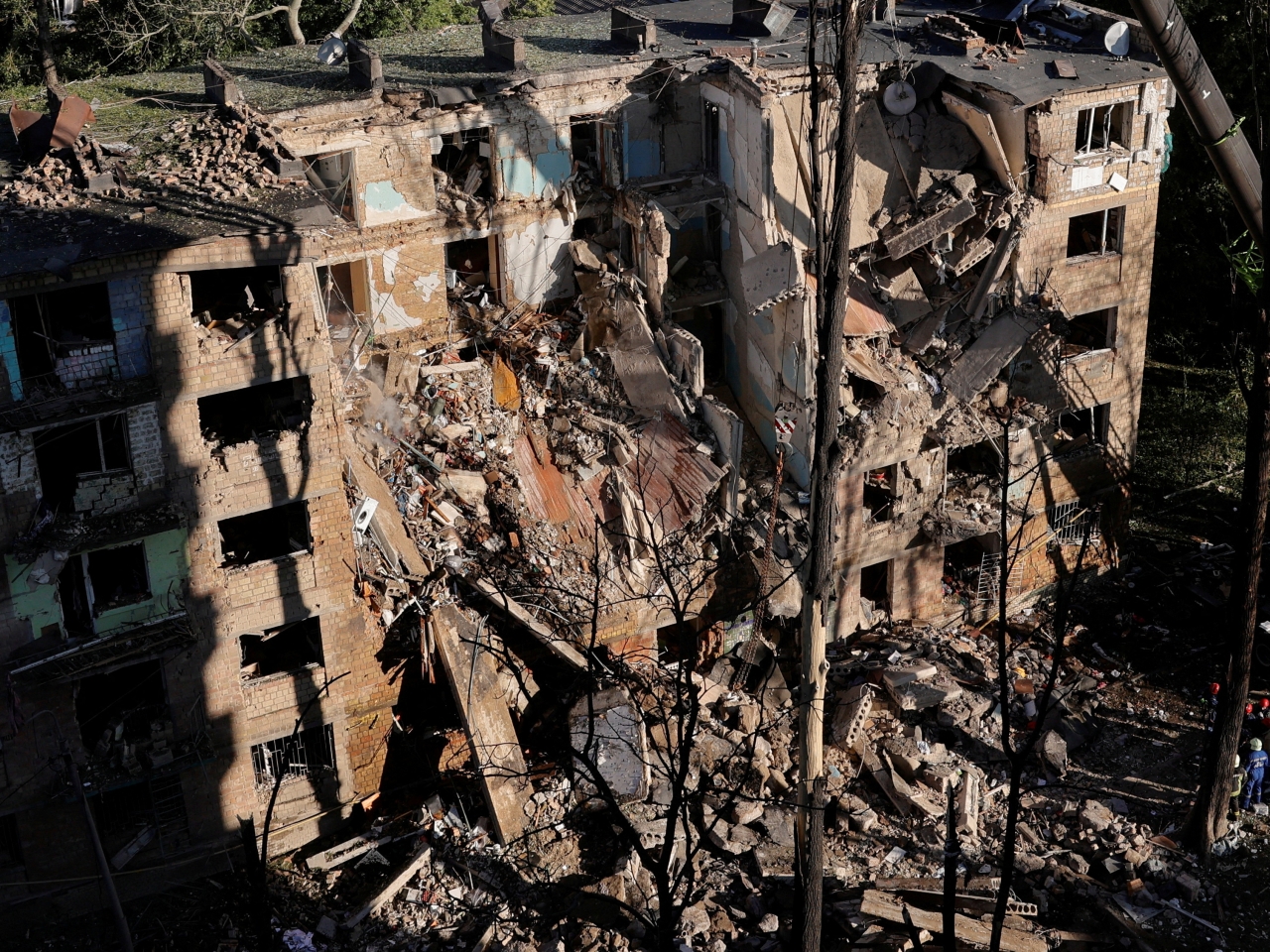 Russian attacks on Kyiv area kill 10, Ukraine says