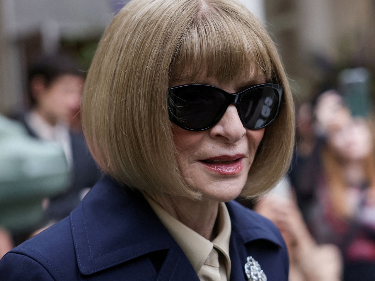 Anna Wintour steps down as US Vogue editor