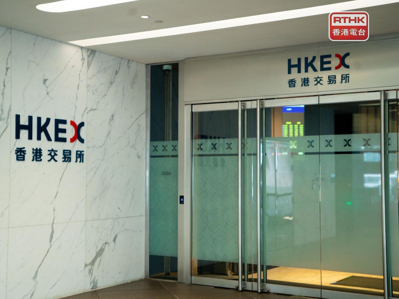 Hong Kong stocks edge higher at the opening