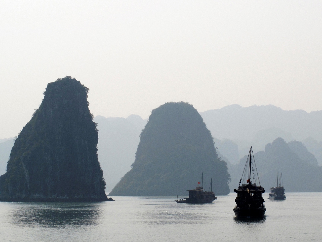 34 dead as tourist boat capsizes in Ha Long Bay