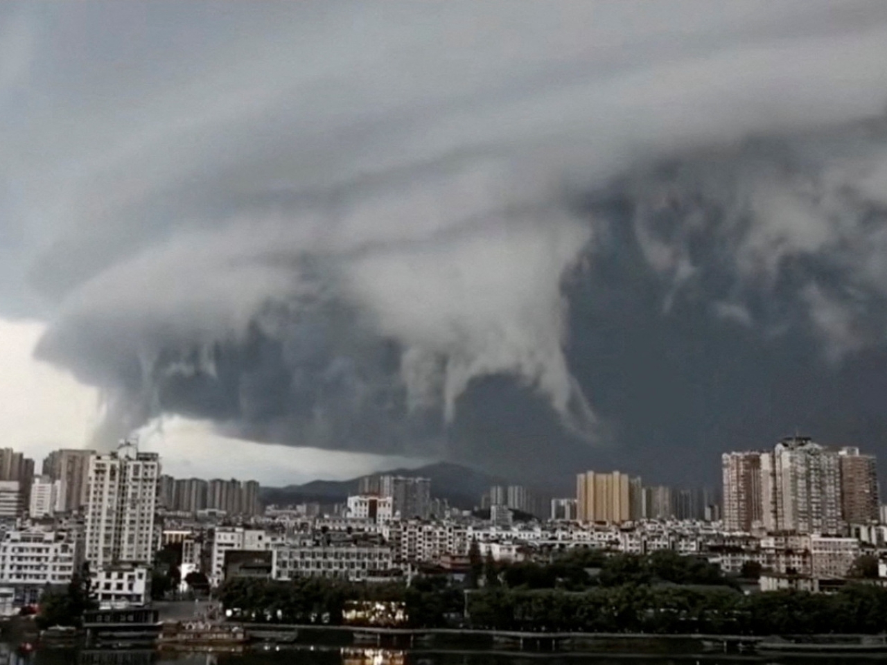 Guangdong sets wind alert at lowest level