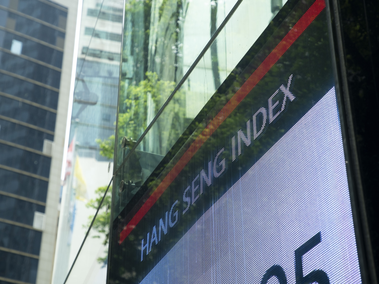 Hang Seng Index makes small gains at opening
