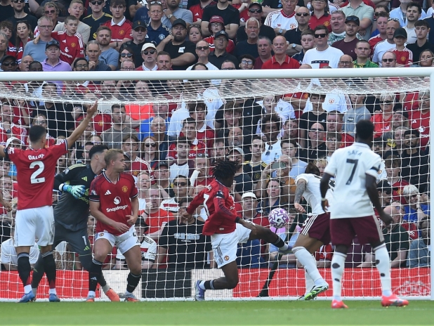 Arsenal capitalise on error to beat Man Utd 1-0