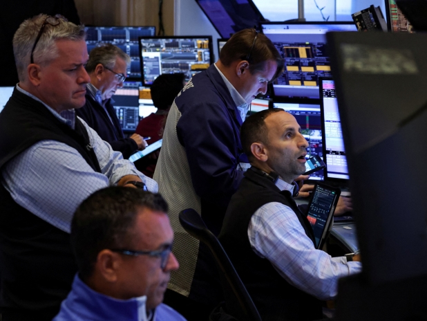US stocks end mostly lower, dragged down by tech