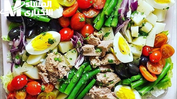 سلطة النسواز السريعة.. من فرنسا إلى مائدتك في دقائق.. طبق أنيق وصحي بنكهة عالمية وسهولة محلية