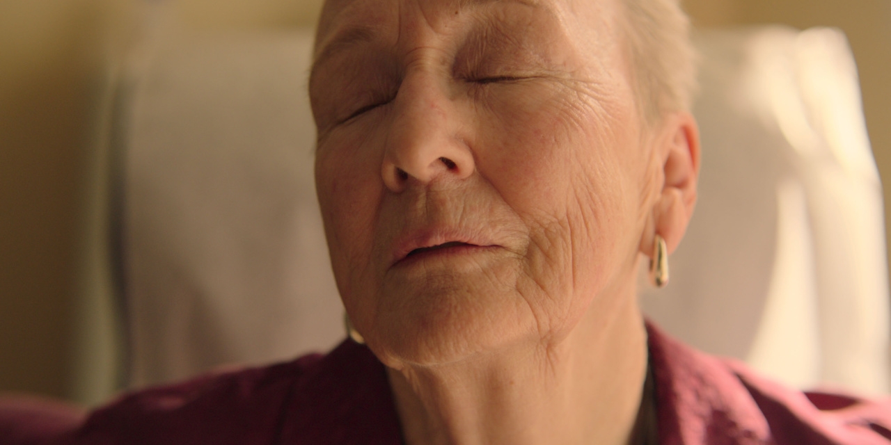 ‘Familiar Touch' Review: Kathleen Chalfant Faces Fading Memories