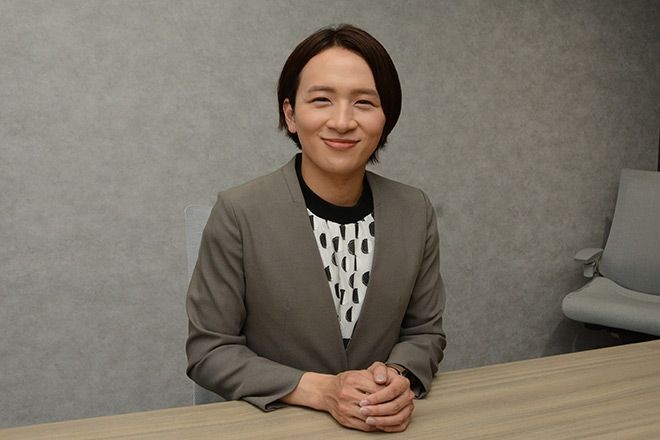 Trailblazing news anchor challenges gender binary