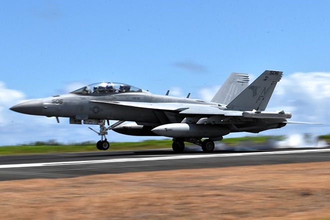 Landing practice of U.S. aircraft opened to public after 6 years