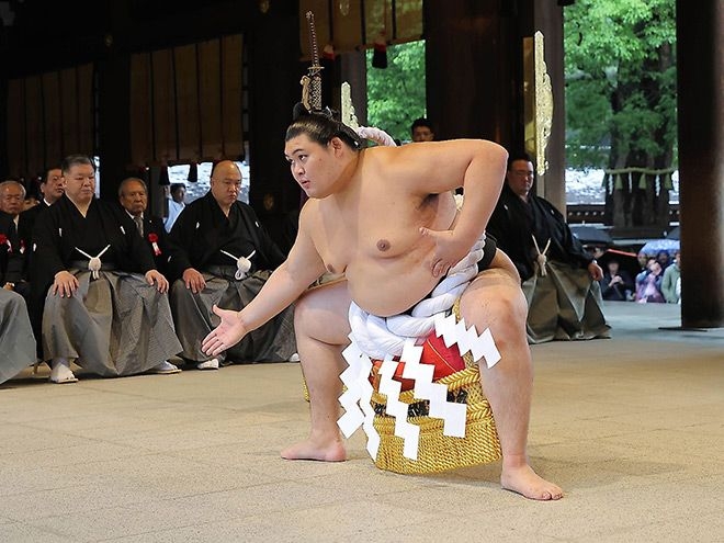 SUMO/ Onosato puts on ring-entering ritual indoors at Meiji Jingu