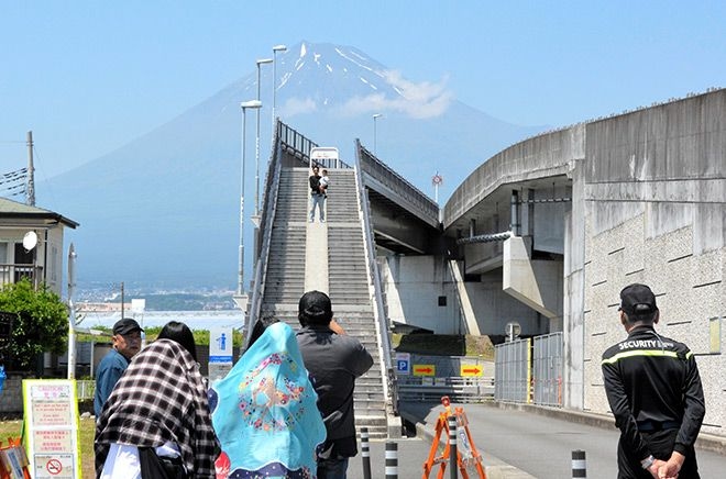 City finds mutual solution to deal with hordes of Mt. Fuji tourists