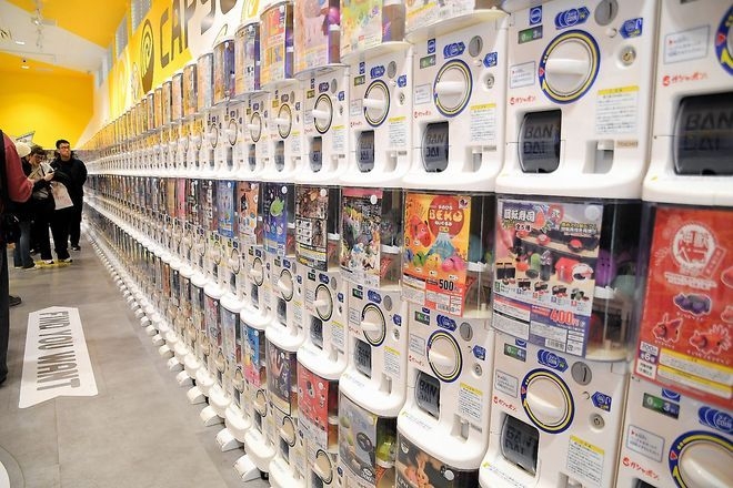 Turn the lever: Foreign tourists can't resist lure of capsule toys