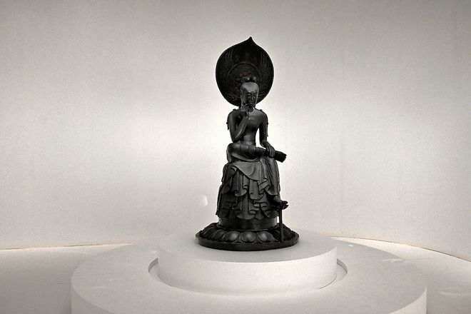 VOX POPULI: Dazzled by the enigmatic smile of an ancient sculpture