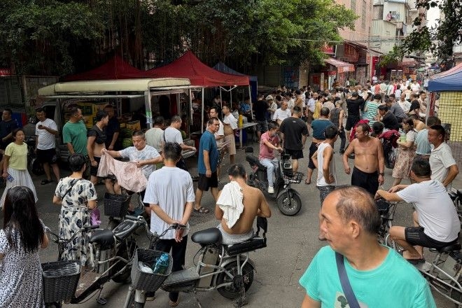 ANALYSIS/ China factories cut shifts and workers' pay as U.S. tariffs bite
