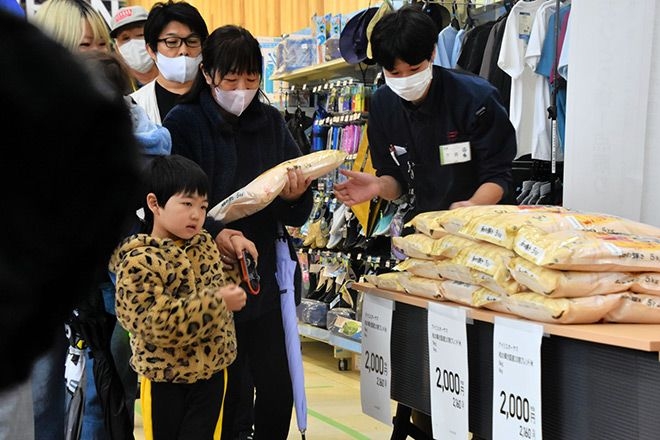 Long lines for cheap stockpiled rice sold directly to retail firms