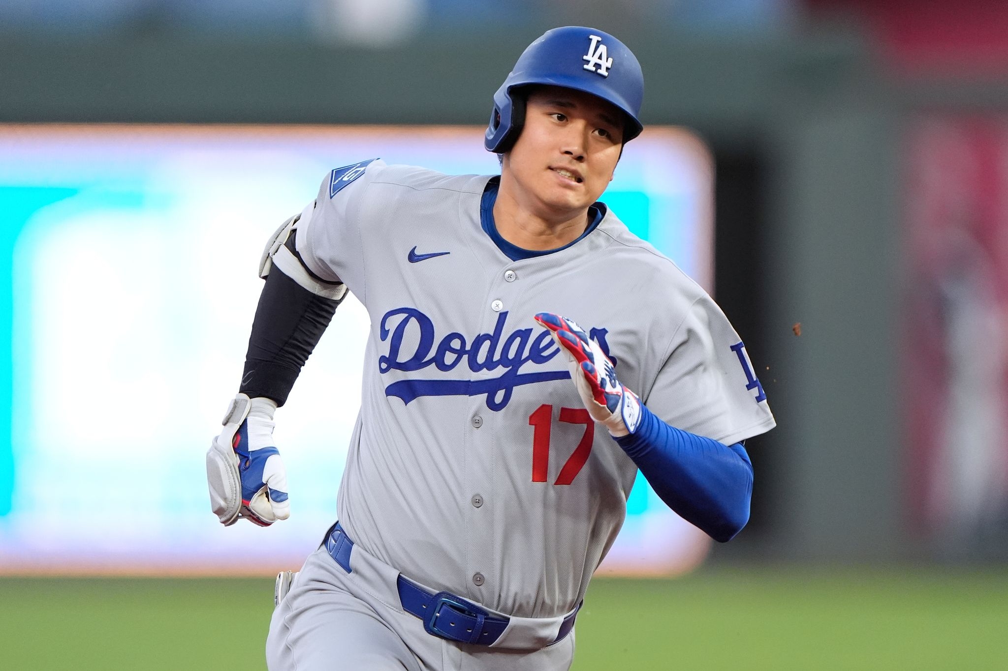 Ohtani hits 29th homer, adds RBI triple to lead Dodgers over Royals 5-4