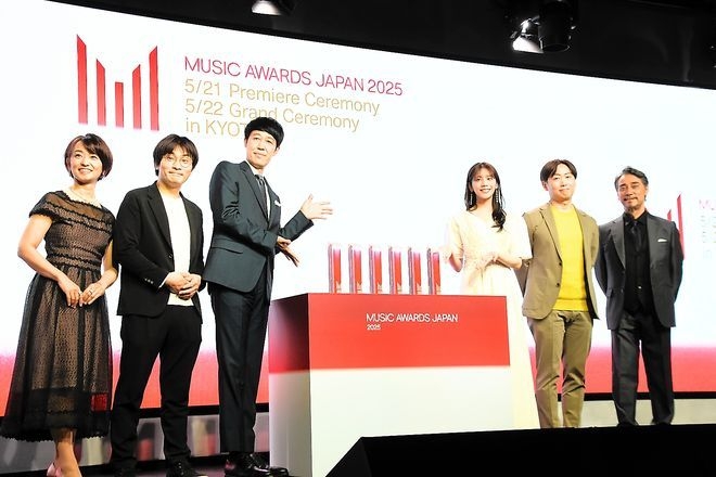 Reaching for the stars, first Music Awards Japan ceremonies near