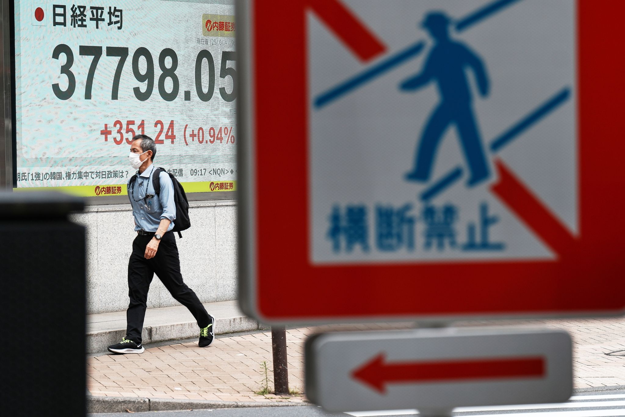 Asian shares shoot higher as U.S. stocks inch toward their records