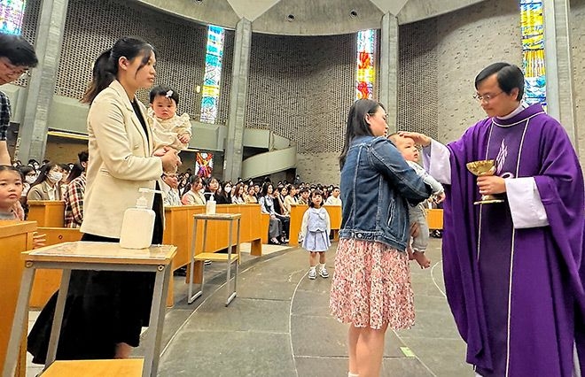 Catholic Mass in Vietnamese serves as a tether for community