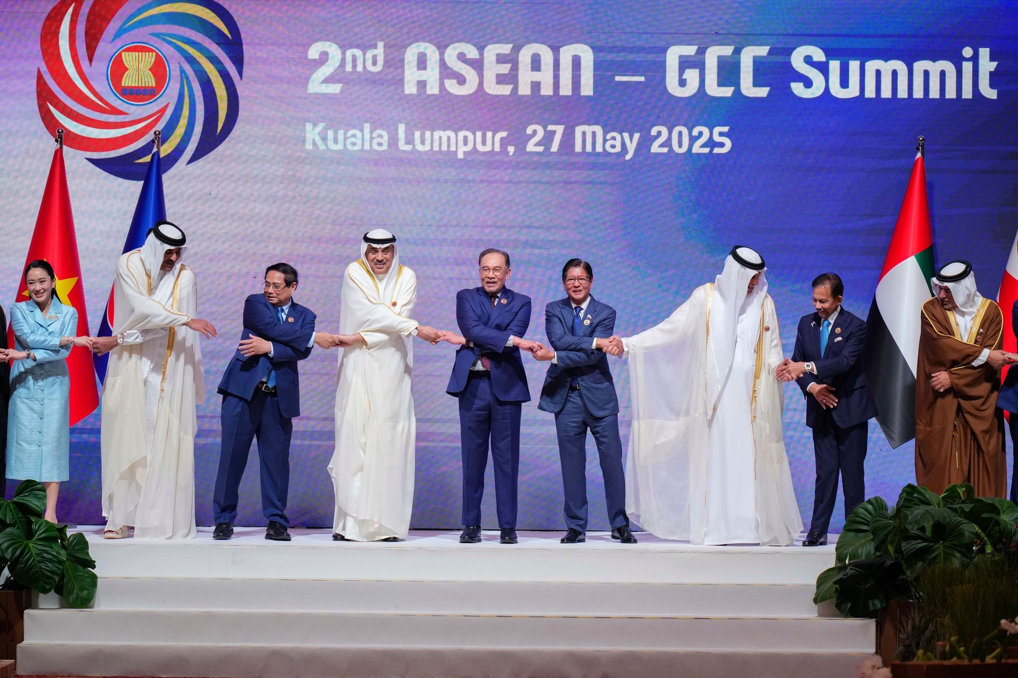 ASEAN opens summit with Persian Gulf nations and China as U.S. threatens tariffs