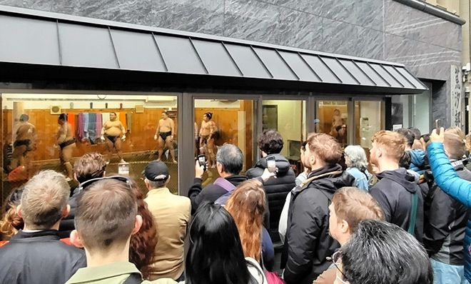 Sumo stable lets foreign tourists watch morning training sessions