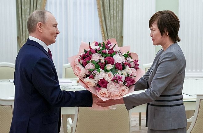 Putin offers warm welcome to teary Akie Abe in Moscow