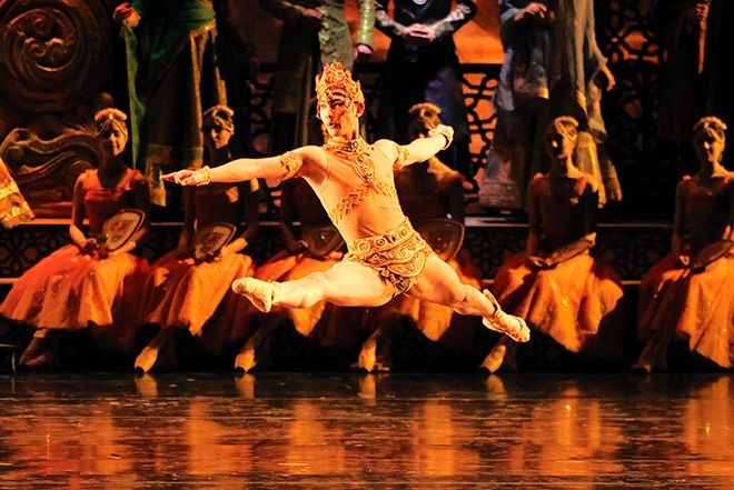 Japanese ballet dancer a bridge with Russia during wartime