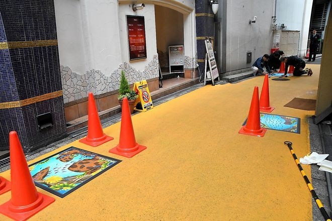 Prostitutes move from Osaka alley after it was painted yellow