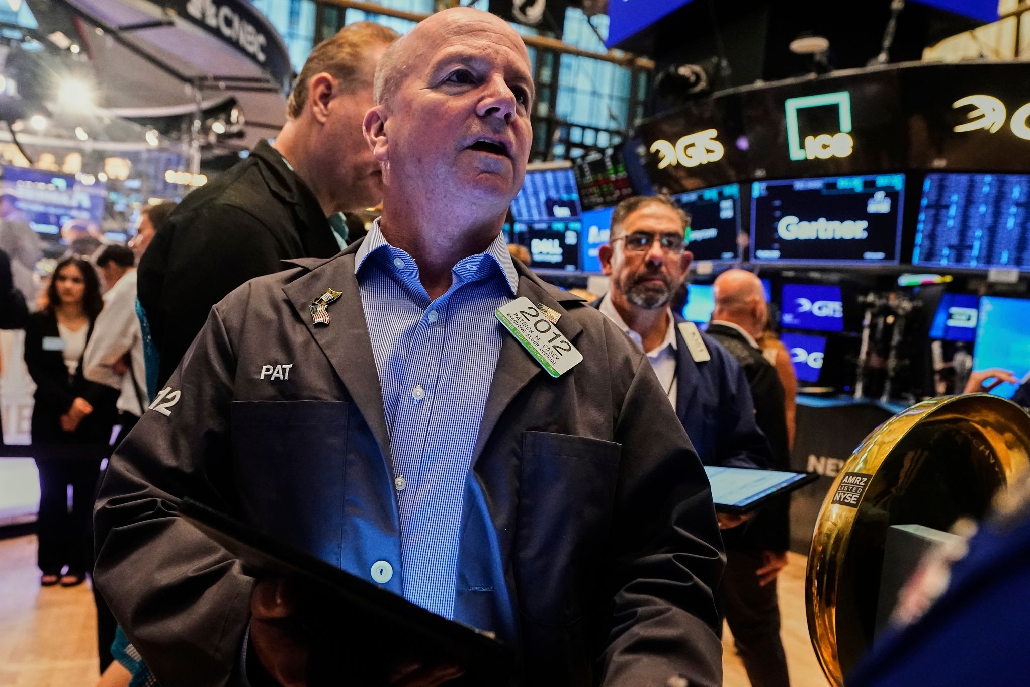 U.S. stocks approach their all-time high as oil prices tumble