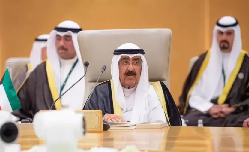 بالفيديو: أمير الكويت يتراجع عن كلمة بعد تنبيه ابن سلمان له