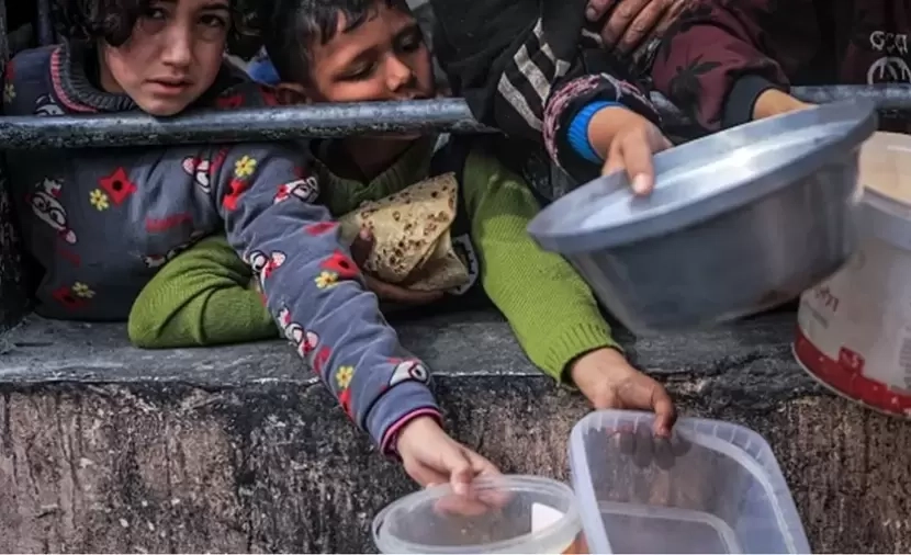 بالفيديو: الطفلة مايا تبكي جوعا.. حصار الاحتلال يقتل أطفال غزة