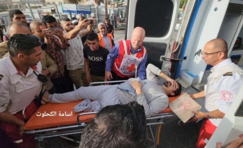 الاحتلال يفرج عن 10 أسرى من القطاع