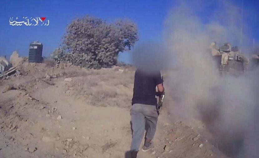 بالفيديو: مقاتلو القسام يطاردون ناقلة جند إسرائيلية شرق خان يونس