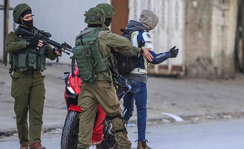 قوات الاحتلال تداهم مناطق في رام الله والقدس وتنكل بشاب بجنين