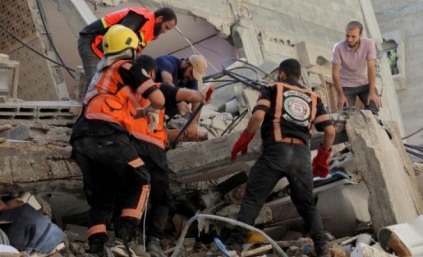 الدفاع المدني: 44 شهيدا في غارات إسرائيلية على قطاع غزة