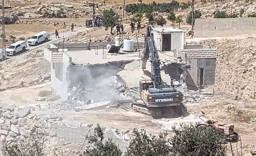 الاحتلال يهدم منزلا وأسوارا في "يطّا" وبركسا في "سلوان" بالقدس