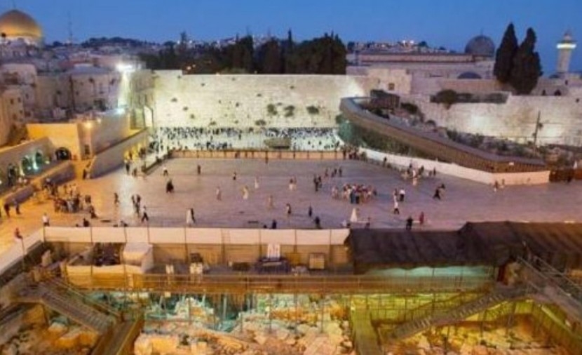عشية ذكرى احتلال القدس مستوطنون يقتحمون ساحة البراق ويرفعون علم الاحتلال
