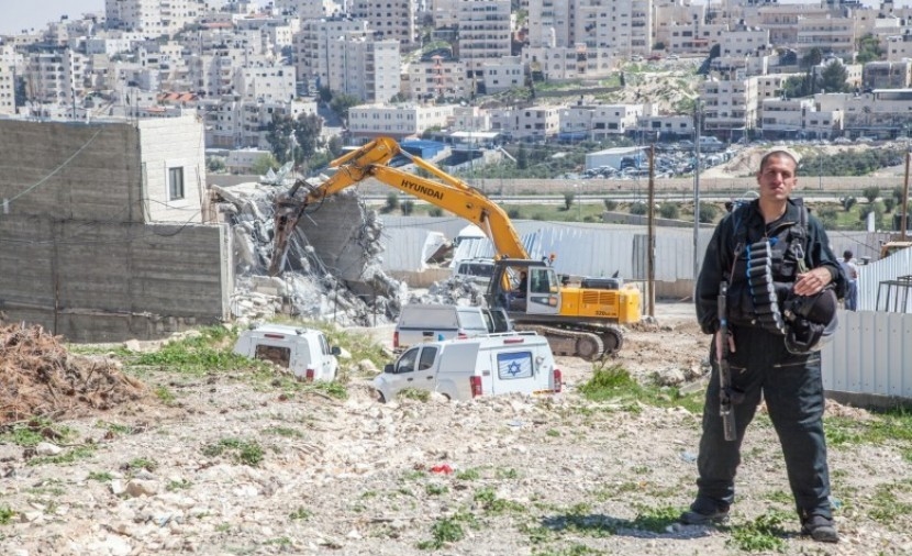 الاحتلال يهدم منزلا في بيت لحم ومدرسة قيد الإنشاء شرق طوباس