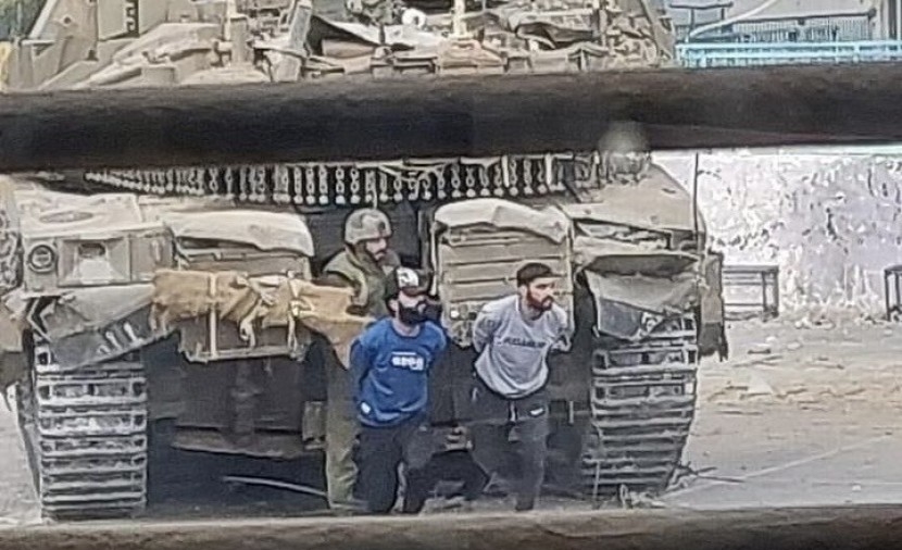"حماس": استخدام الاحتلال للفلسطينيين دروعاً بشرية جريمة حرب