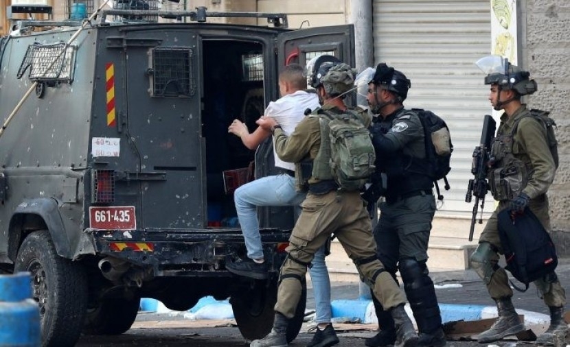 قوات الاحتلال تعتدي على فلسطينيين وتعتقل آخرين خلال اقتحام مدن بالضفة