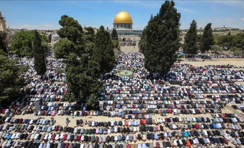 آلاف المصلين يؤدون صلاة الجمعة في المسجد الأقصى